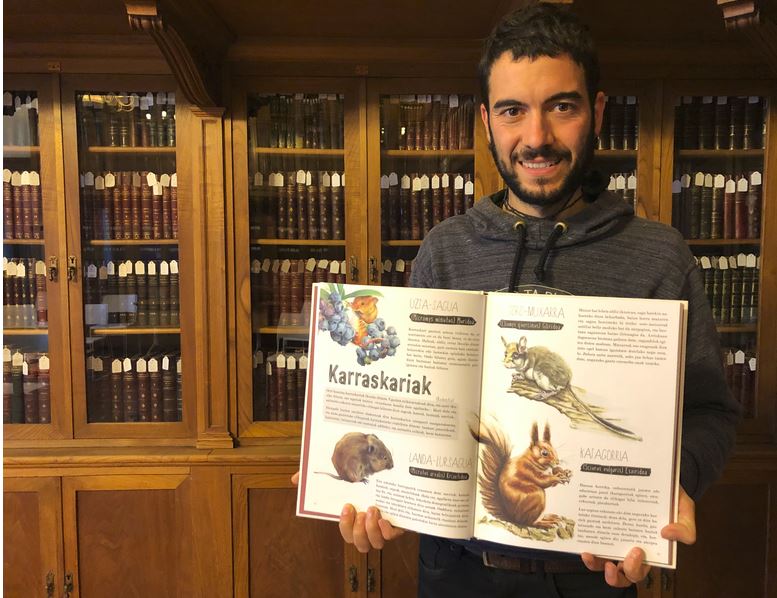 [BIDEOA] Asier Gorostidik eta Igor Sarraldek Euskal Herriko animaliak jendeari hurbiltzeko liburu ilustratua plazaratu dute