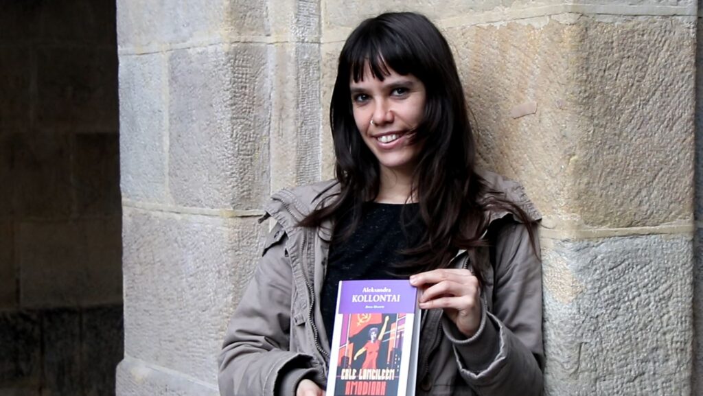 [BIDEOA] Aroa Uhartek Aleksandra Kollontairen ‘Erle langileen amodioak’ narrazio liburua euskaratu du