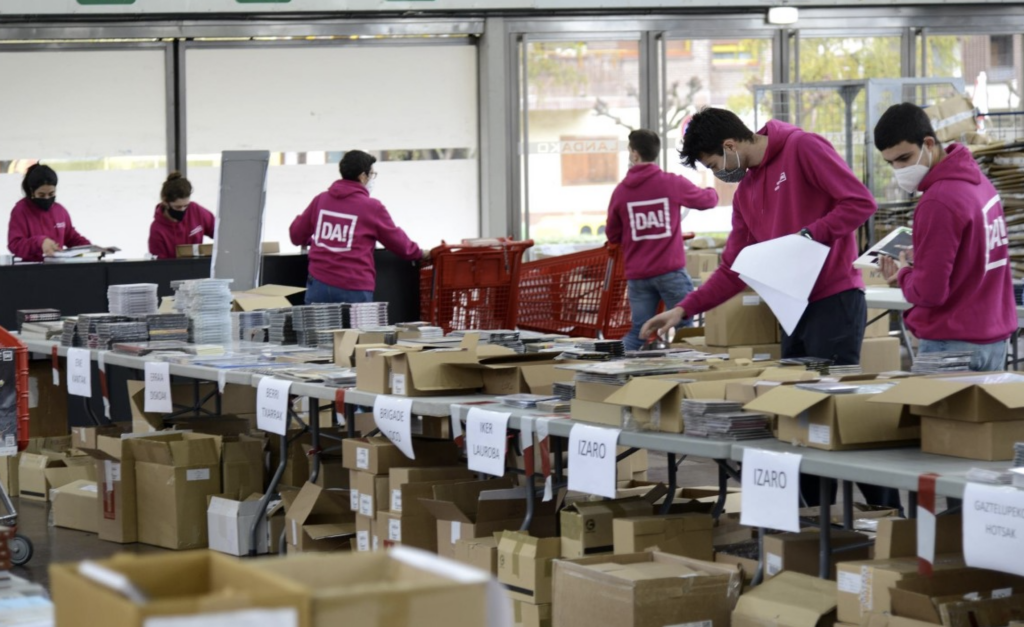 [BIDEOA] Landako gunean erritmo bizian ari dira eskari guztiak jaso eta banatzen