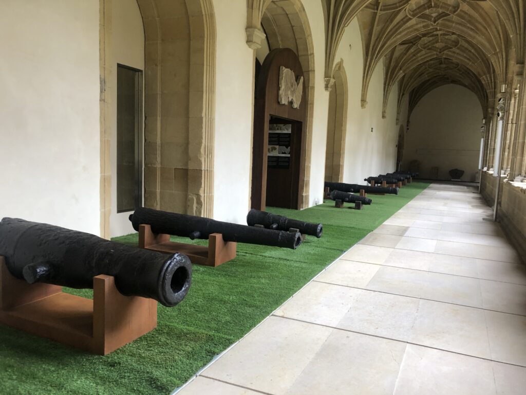 Donostiako San Telmo Museoak zaharberritutako 10 kanoi jarri ditu ikusgai klaustroan