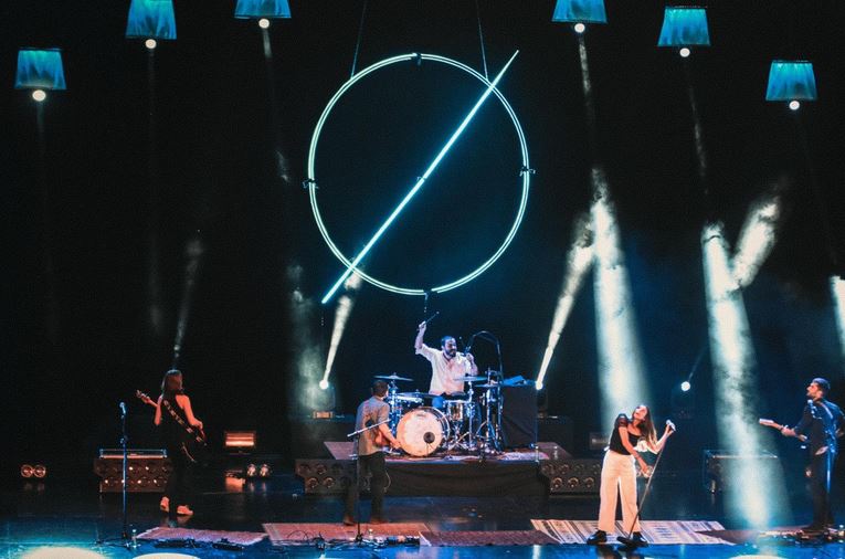 Nøgen taldeak ‘Under Alt’ diskoa aurkezteko birari ekin dio