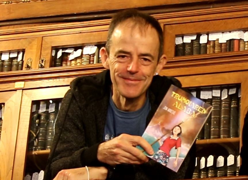 [BIDEOA] Sumatra uhartean kokatu du Jon Arretxek ‘Trumoiaren alaba’ abentura eleberria