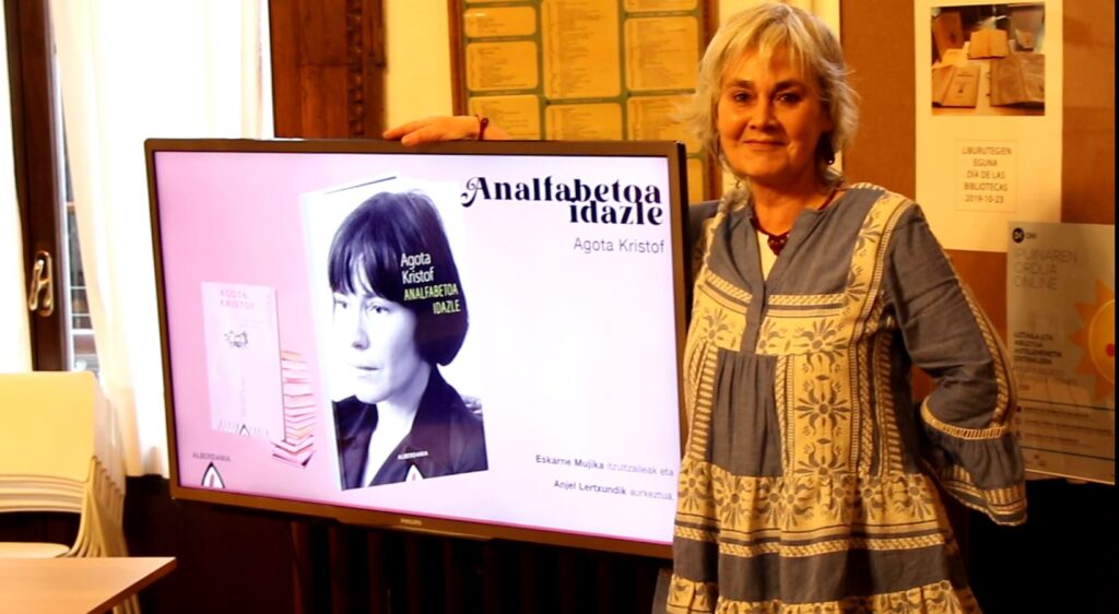 [BIDEOA] Eskarne Mujikak Agota Kristofen ‘Analfabetoa idazle’ narrazio autobiografikoa euskaratu du