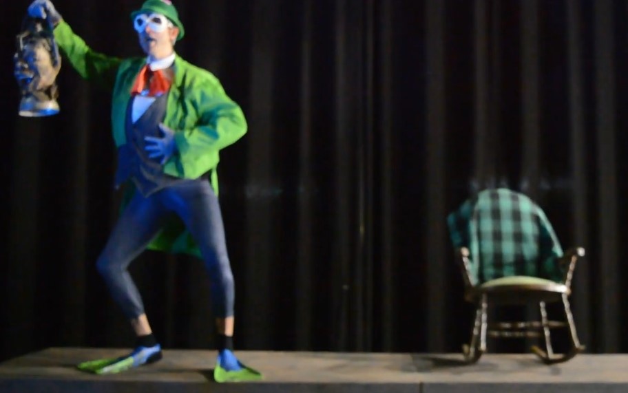 [BIDEOA] Mairu Antzerki Tailerrak otsailaren 27an estreinatuko du ‘Iluntzen’ antzezlana