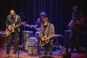 Don inorrez taldeak 'Esku hutsik' diskoaren 'Barre ala negar' kanta aurkeztu du