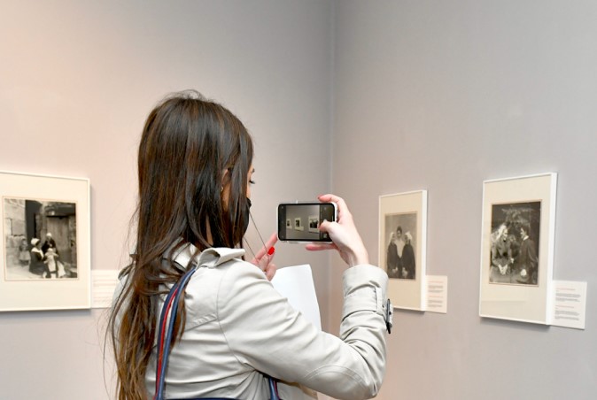 Eulalia Abaitua argazkilari aitzindariaren erakusketa Bilbon ikusgai