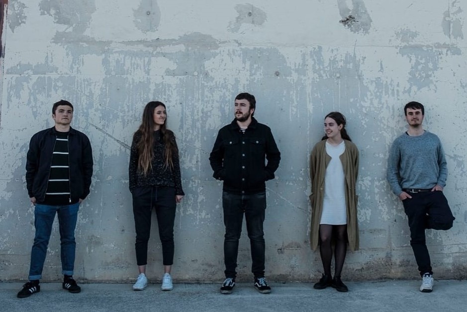 Ibil bedi taldea: “Denbora dezente izan dugu bakarrik egoteko eta idazteko, horrek berezitasun puntu bat eman die kantuei”