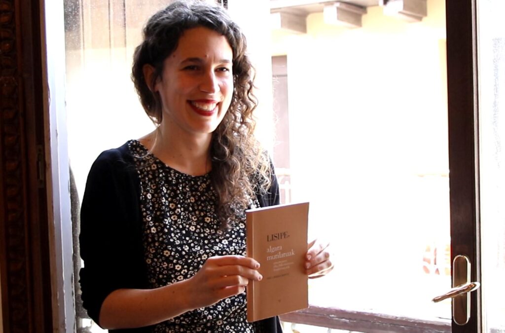 [BIDEOA] Umorearen aldebikotasunaren inguruan ikertu du Ane Labakak ‘Algara mutilatuak’ saiakeran