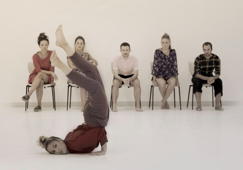 Haatik Dantza Konpainiak bertsoari mugimendua emango dio ‘Errimak bi oinetan’ ikuskizunarekin