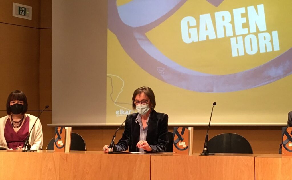 [BIDEOA] Euskal balioen inguruan hausnartzeko liburua aurkeztu du Ana Urkizak