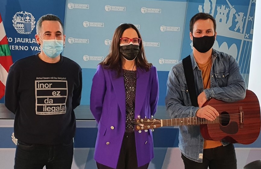 Musikari eta kantariak ikastetxeetara hurbilduko dituen programa aurkeztu dute