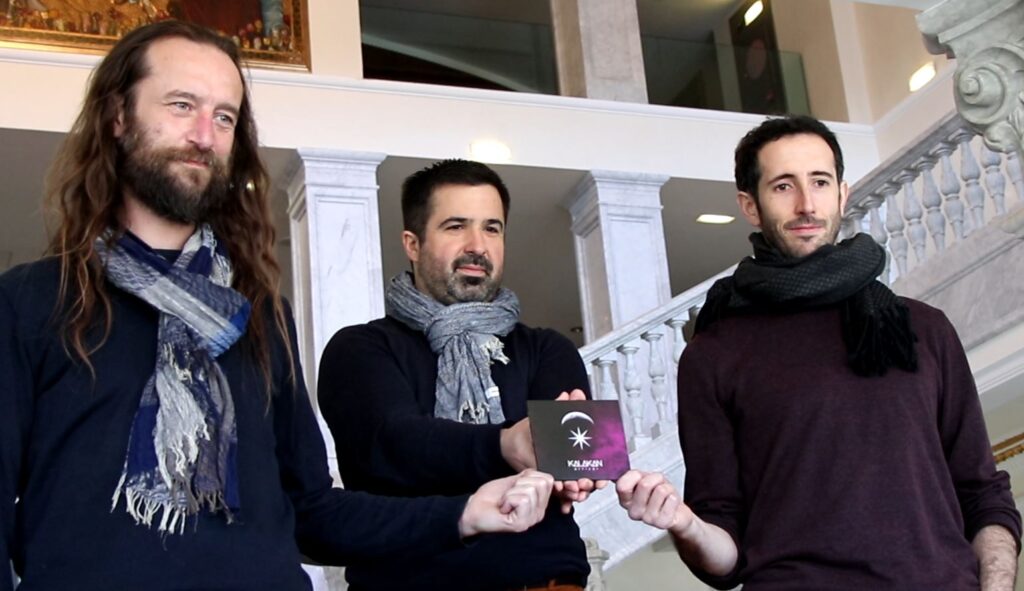 [BIDEOA] Kalakanek kantu tradizionalak soinu elektronikoekin uztartu ditu ‘Artizar’ disko berrian