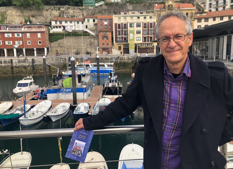 [BIDEOA] Pako Aristik Getariako arrantzaleak izan ditu bidelagun ‘Ni eta Gu. Zazpigarren uhina’ poema liburua ontzeko