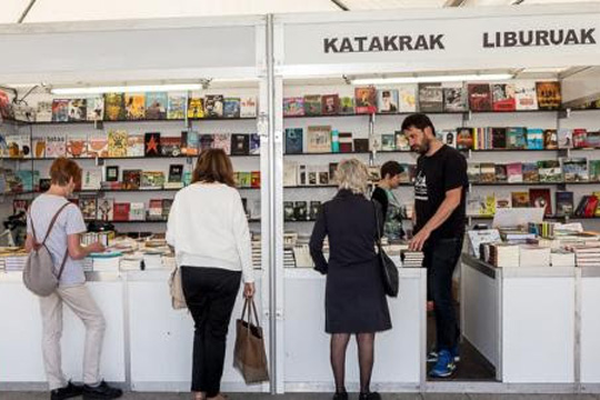 Liburuaren Nazioarteko Eguna ospatzeko ekimenak antolatu dituzte Iruñean