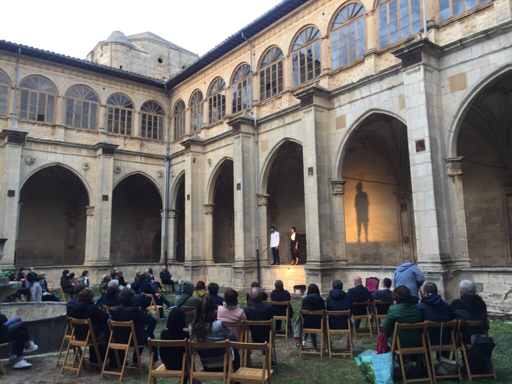 ‘Oinak hodeietan’ programarako proposamen eszenikoak aurkezteko deialdia zabalik da