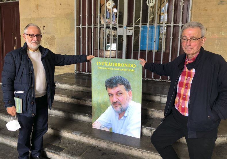 [BIDEOA] Josu Zabaletak Jon Arretxeren ‘Intxaurrondo: Intxaurraren hostopeko itzala’ liburua euskaratu du