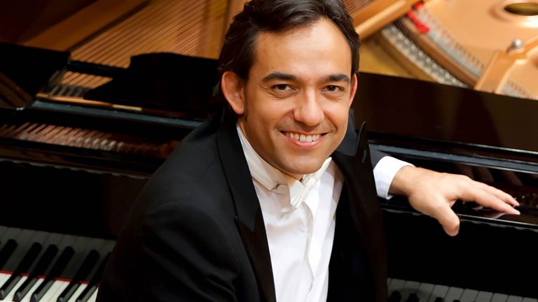 Josu Okiñena musikariak Amerikan galdu eta argitaratu gabeko obra ugari berreskuratu ditu disko aitzindari batean