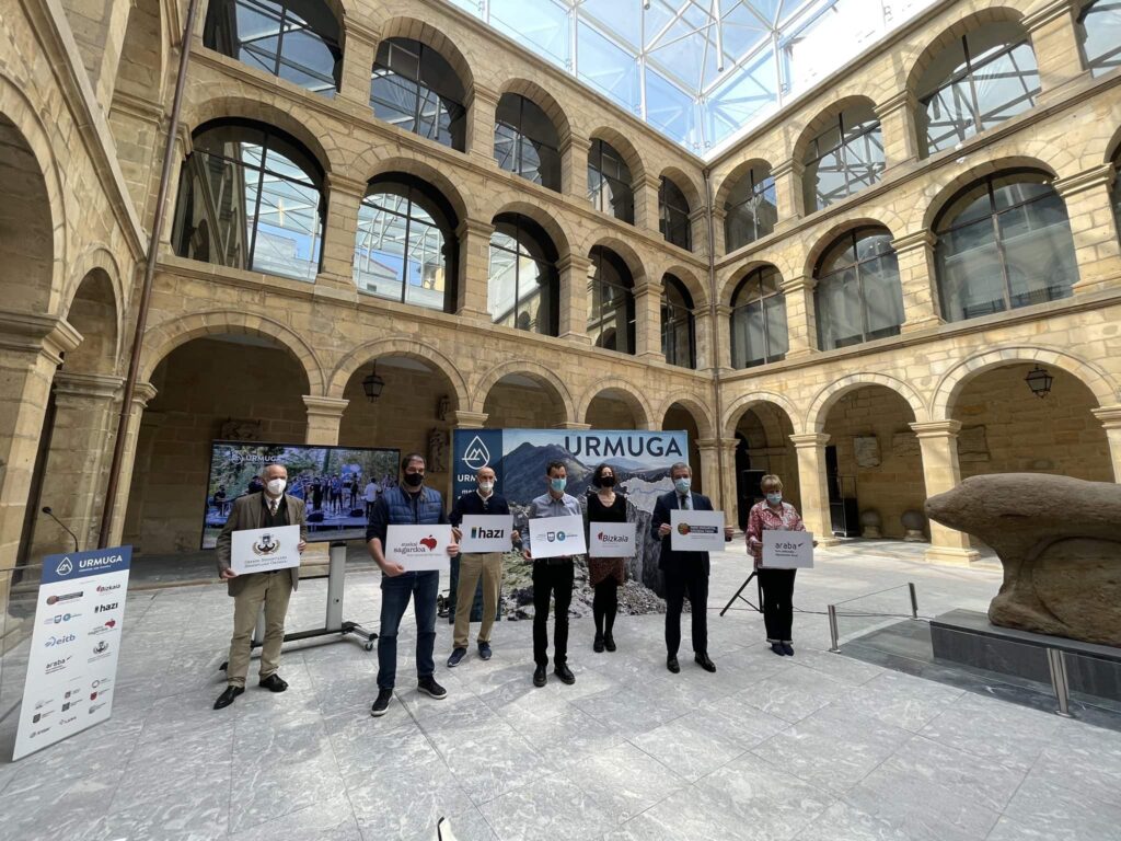 Urmuga, Euskal Herria zeharkatuko duen mendi ibilaldi musikatuaren bigarren edizioa aurkeztu dute