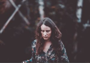 Olatz Salvador musikariak 'Aho uhal' diskoko bigarren singlea plazaratu du: 'Gelditu hor'