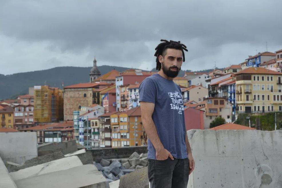 Gatom rap abeslariak ‘Bass Country’ izeneko disko laburra aurkeztu du