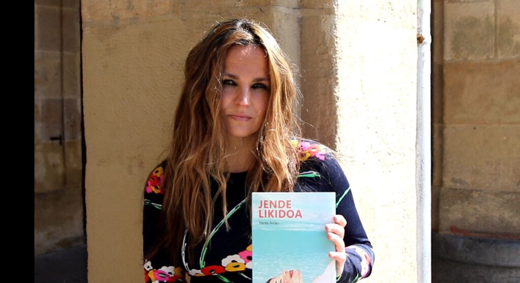 [BIDEOA] Nerea Arrien idazleak perspektiba ariketa bat proposatzen du helduentzako ‘Jende likidoa’ liburuan
