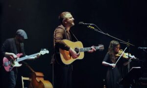 Eñaut Elorrietak 'Tren luzea' kantaren bertsio berri bat aurkeztu du