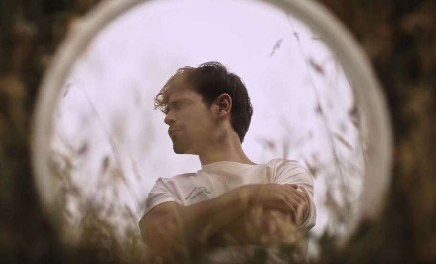 Mikel Moreno musikariak udazkenean kaleratuko duen diskoaren aurrerapen kanta aurkeztu du: ‘Itsaslabarrean’