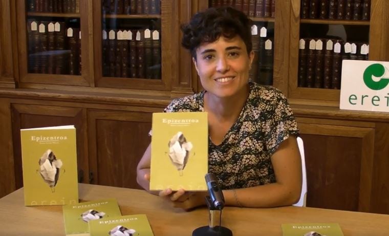 [BIDEOA] Nerea Loiolak ‘Epizentroa’, helduentzako lehen ipuin liburua kaleratu du