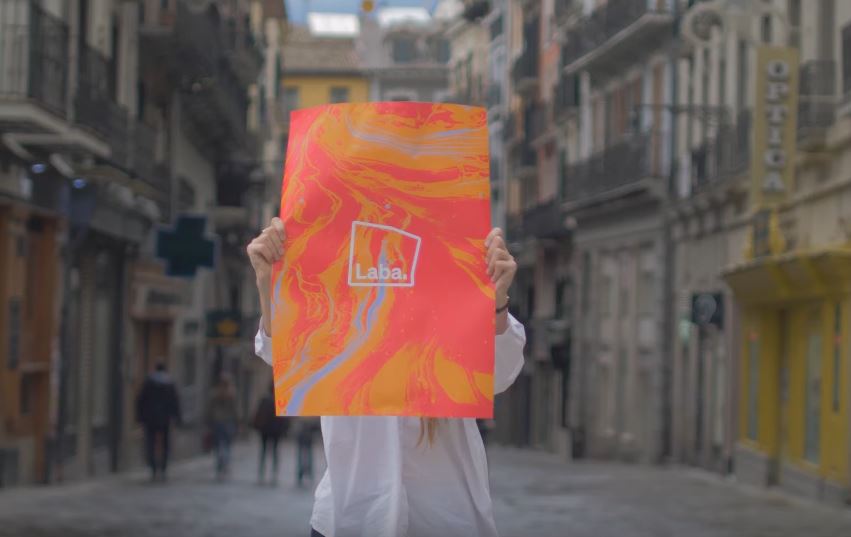 Laba, euskara bazterretik erdigunera eramango duen proiektua aurkeztu dute Iruñean