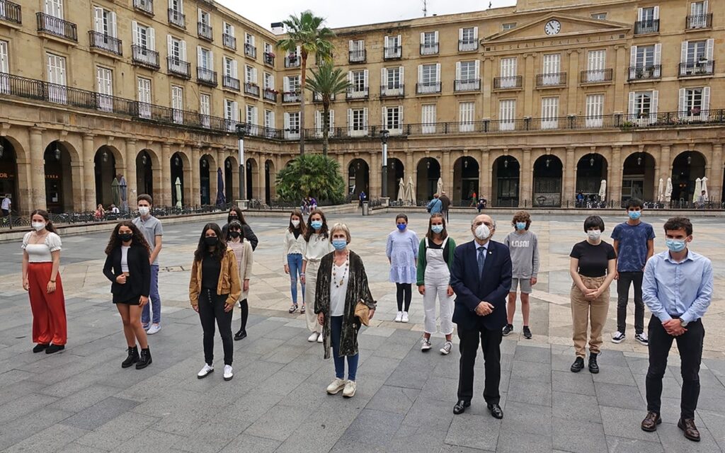 Bizitzari eta itxaropenari idatzi diote gazteek 2020ko Azkue Literatura sarietan