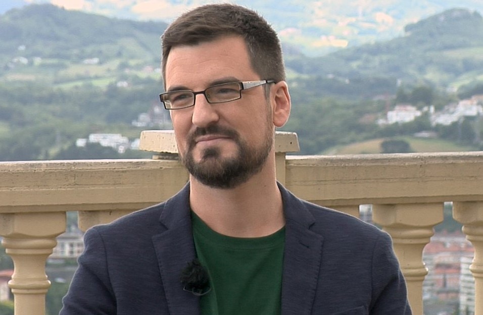 Aritz Galarraga idazlearen oroitzapen musikatuak plazara