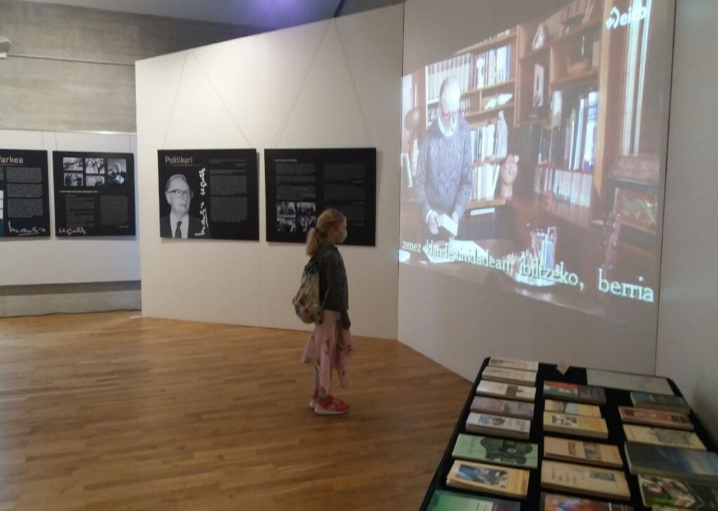 Martin Ugalderen omenezko erakusketa paratu dute Donostiako Koldo Mitxelena kulturunean