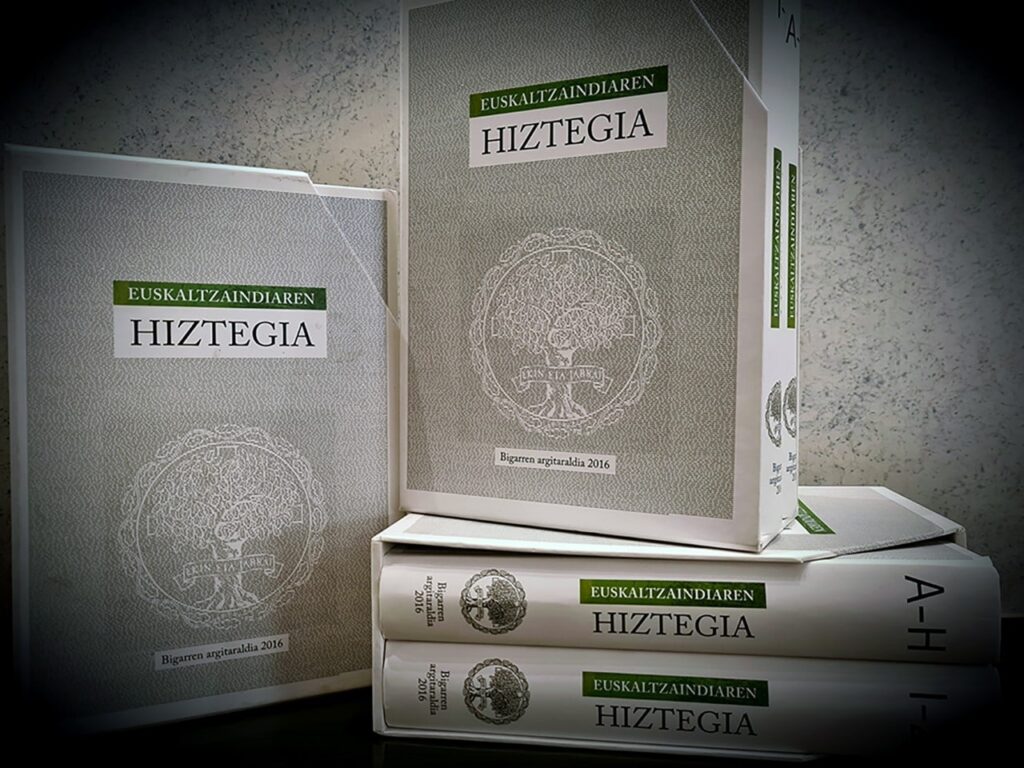 Asanblada, queer, nezeser eta heteropatriarkal hitzak, besteak beste, gehitu dituzte Euskaltzaindiaren Hiztegira