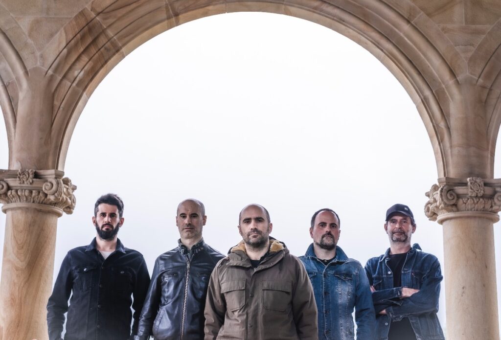 Iker Martinez musikariak ‘Hegaldiak’ izeneko diskoa kaleratu du