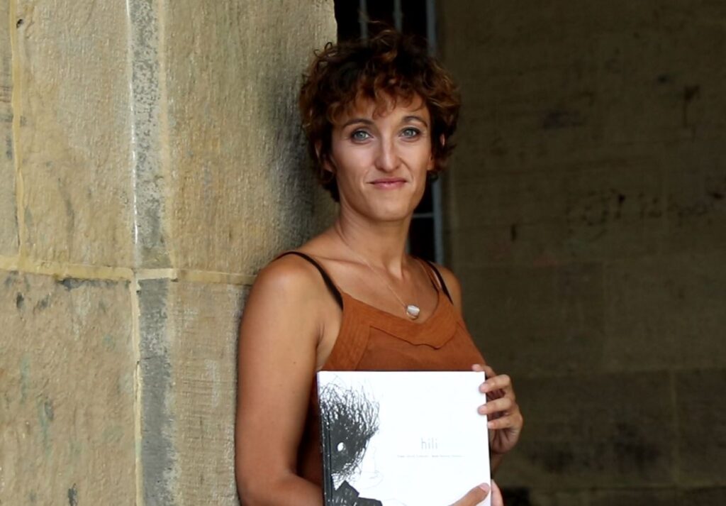 [Bideoa] Uxue Alberdik eta Araiz Mesanzak ‘Hili’, heriotza hizpide duen album ilustratua kaleratu dute