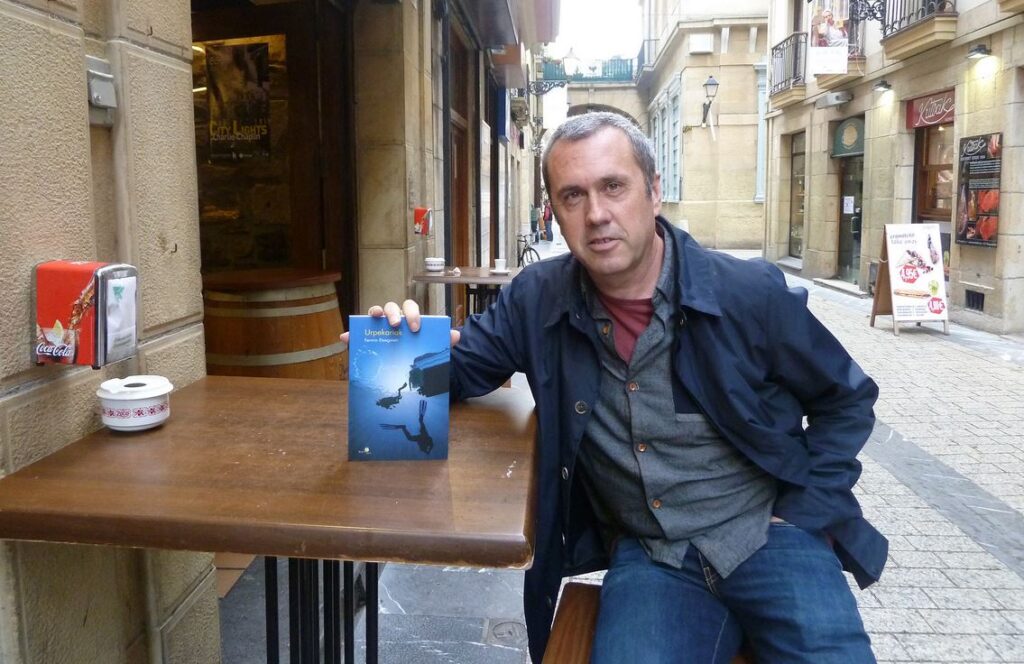 Fermin Etxegoienek ‘Totelak’ izeneko eleberri hibridoa aurkeztu du