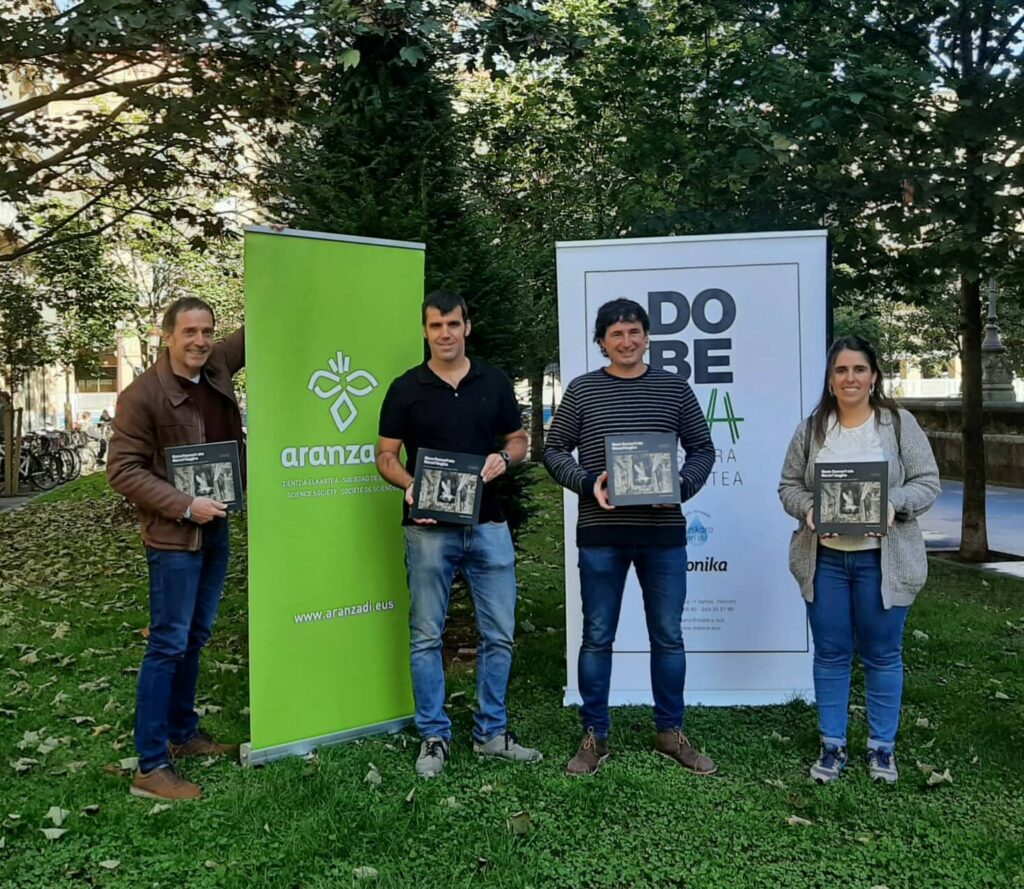 Liburu zientifikoetan jasotzen ez dena dakar ‘Gure faunari eta florari begira’ liburuak