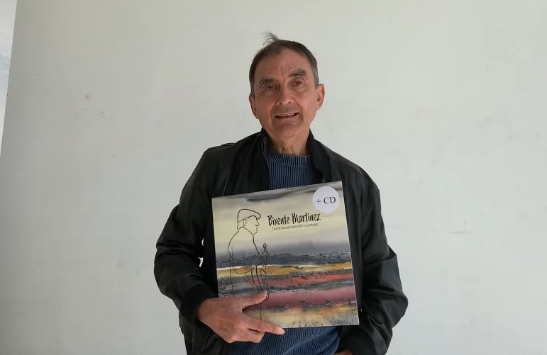 ‘Txoria buruan eta ibili munduan’, bakarkako lehen diskoa plazaratu du Bixente Martinezek