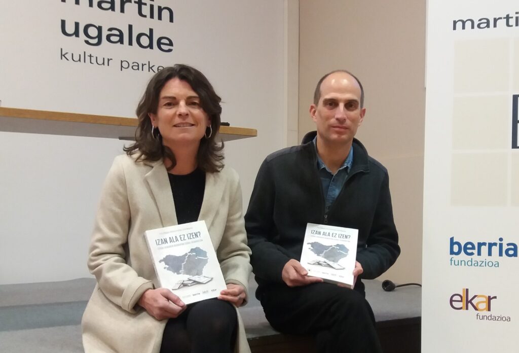 ‘Izan ala ez izen? Euskal Herriaren irudikapena euskal hedabideetan’ liburu kalean da
