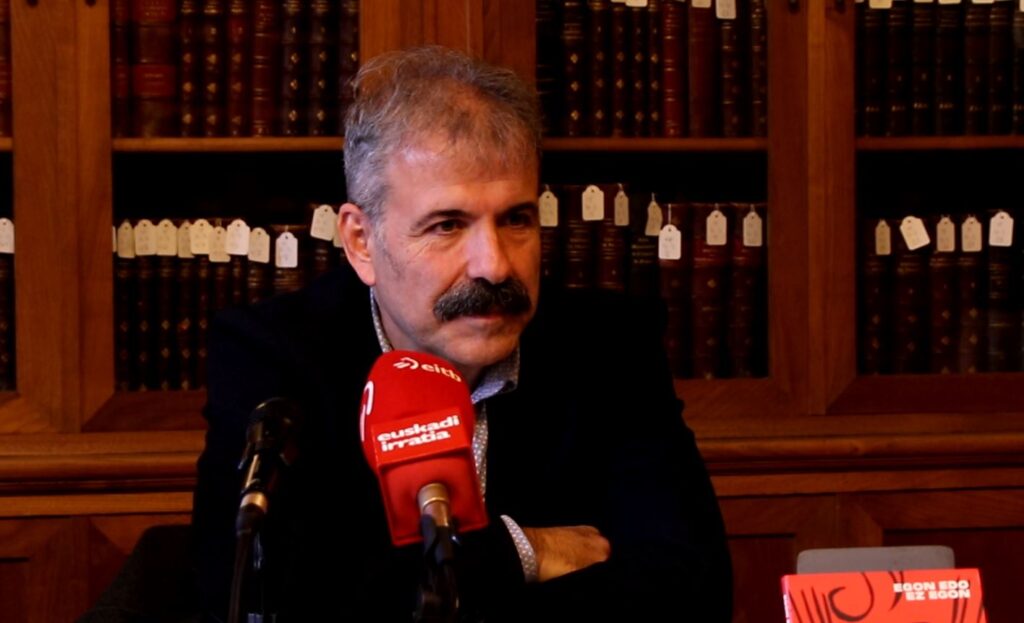 [Bideoa] Joseba Tapiak ‘Egon edo ez egon’ diskoa aurkeztu du Koldo Izagirre idazlearekin batera