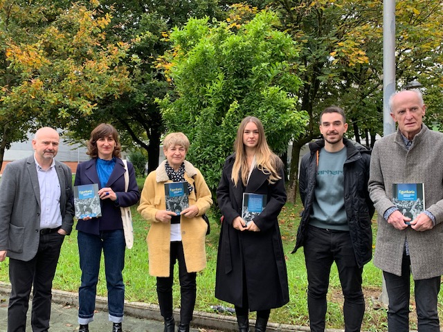 Joan Mari Torrealdairen ‘Egunkaria. Gizarte zibilaren arrakasta’ liburua aurkeztu dute
