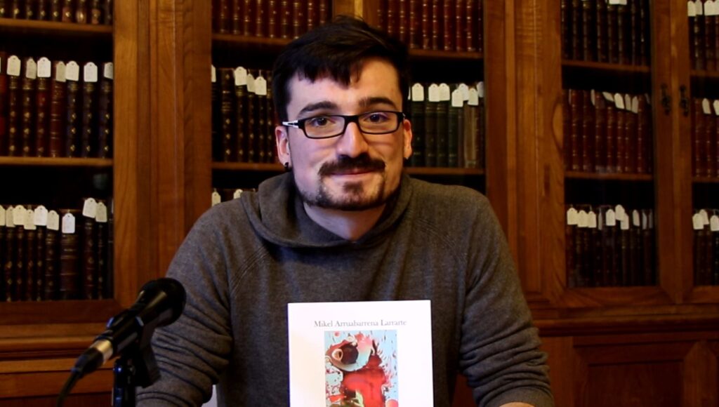 [Bideoa] Poesia eta zientzia lotu ditu Mikel Arruabarrenak ‘Kardaberak zementuan’ liburuan