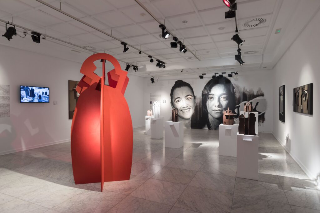 Eskultura, argazkigintza, musika, pintura eta grafiti arloko artisten lanez osatutako erakusketa Gasteizen ikusgai