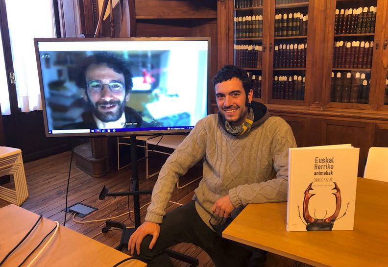 [BIDEOA] Asier Gorostidik eta Igor Sarraldek ‘Euskal Herriko animaliak. Ornogabeak’  liburu ilustratua plazaratu dute
