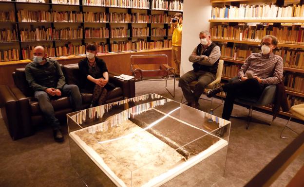 Deabruaren Eskolak Julio Cortazarren liburutegirako donazioa egin du