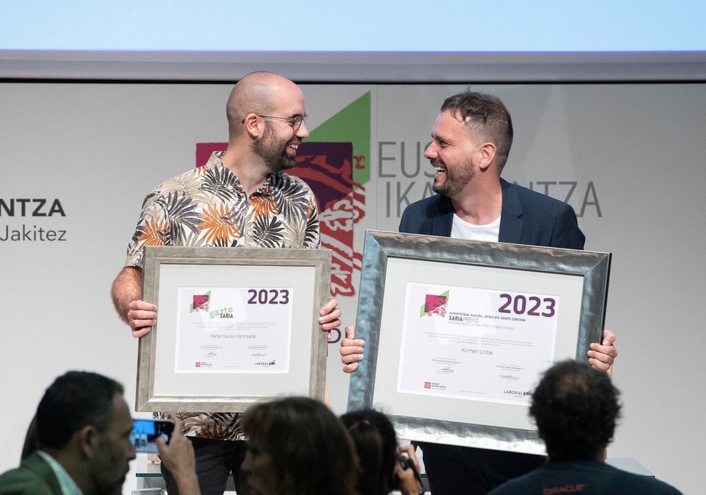Kirmen Uribek eta Beñat Garaiok Eusko Ikaskuntza sariak jaso dituzte Bilbon