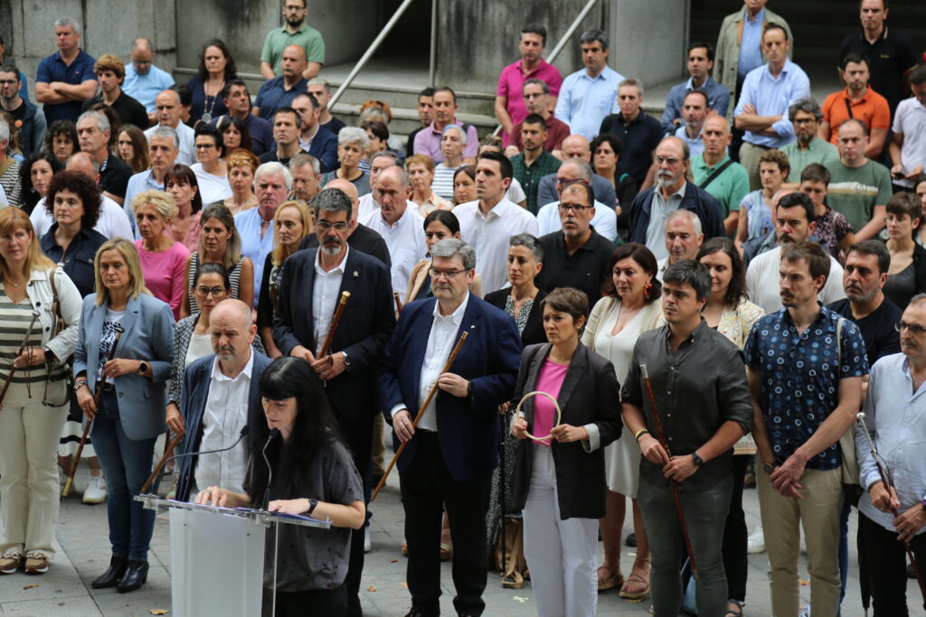 Euskalgintzak eta alkateek Konstituzionalaren epaia salatu eta euskararen normalizazioaren alde egin dute