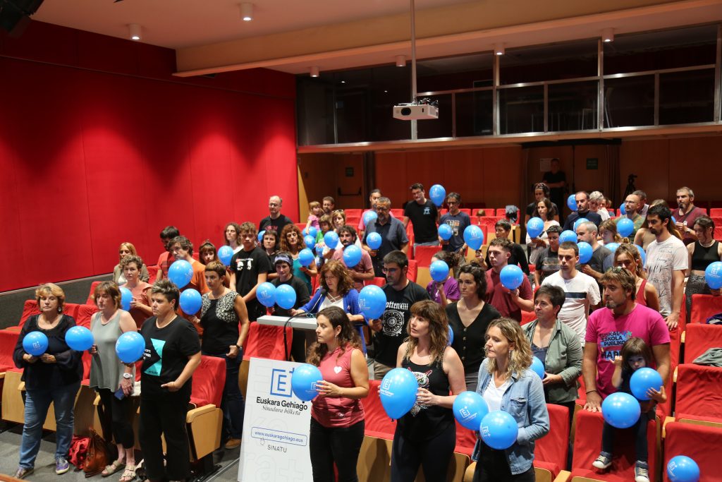 Hezkuntzak euskara gehiago behar duela aldarrikatzeko sinadura bilketa abiatu dute