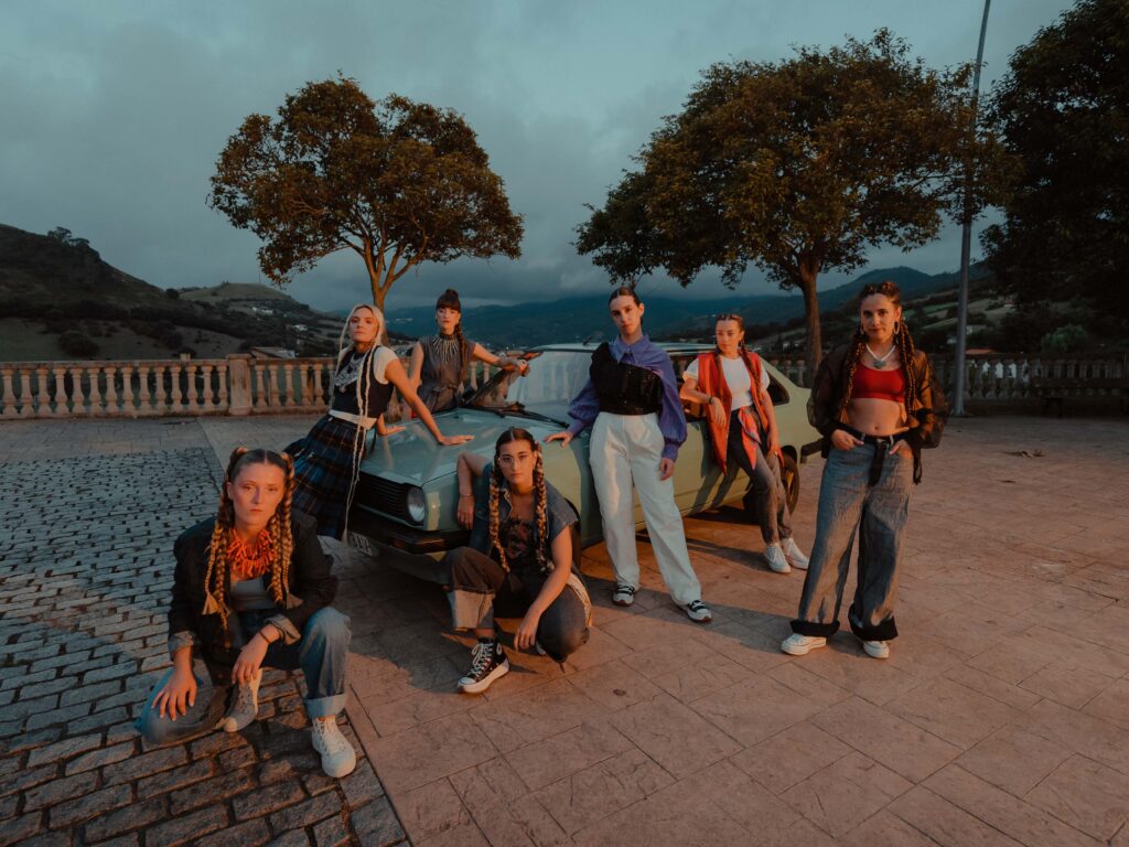 ‘Aioiai’ kantua eta bideoklipa argitaratu ditu Neomak taldeak