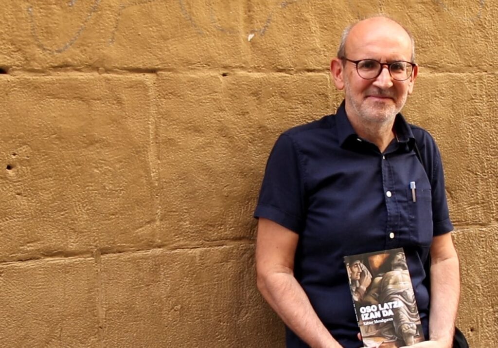 [Bideoa] Iragan hurbila gure orainera ekarri du Xabier Mendigurenek ‘Oso latza izan da’ eleberrian